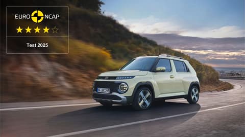 Hyundai INSTER на горски път с анимация на EURO NCAP, показваща 5-звезден рейтинг.