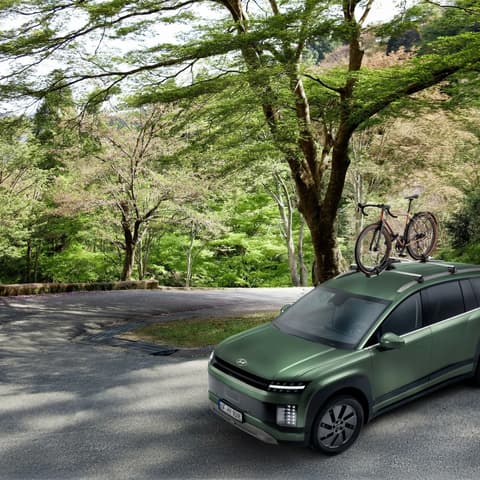 Hyundai IONIQ 9 с алуминиеви напречни греди и багажник за велосипед – транспортни аксесоари.