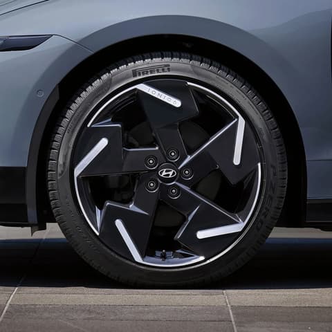 Hyundai IONIQ 6 – детайл на аеродинамични алуминиеви джанти и гума.