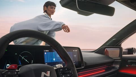 Спортни червени акценти в купето на Hyundai IONIQ 6 N Line електрически седан.