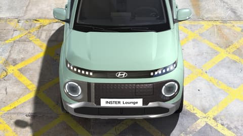 Крупен план отпред на Екстериора на Hyundai INSTER Lounge в Glow Mint.