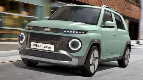 Hyundai INSTER Lounge с Екстериор в цвят Glow Mint, движещ се по градска улица.