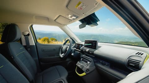 Преден изглед на HYUNDAI INSTER Cross, електрически автомобил.