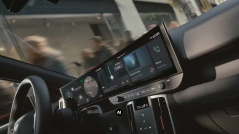 Интериорът на Hyundai BAYON N Line с панорамния извит дисплей.