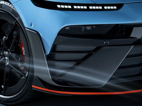Детайлно изображение на предното колело и аеродинамичната броня на Hyundai IONIQ 6N с акцент върху спортния стил.