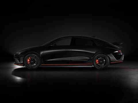 Страничен изглед на IONIQ 6 N в цвят Abyss Black Pearl.
