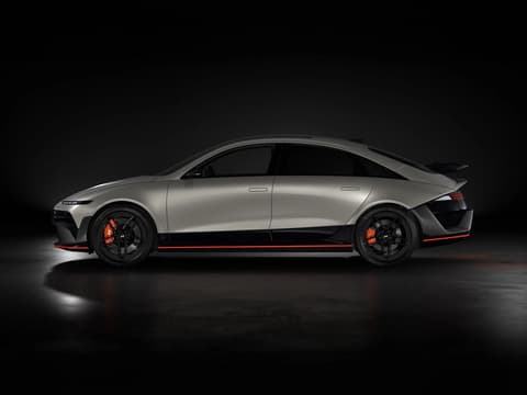 Страничен изглед на IONIQ 6 N в цвят Gravity Gold Matte.