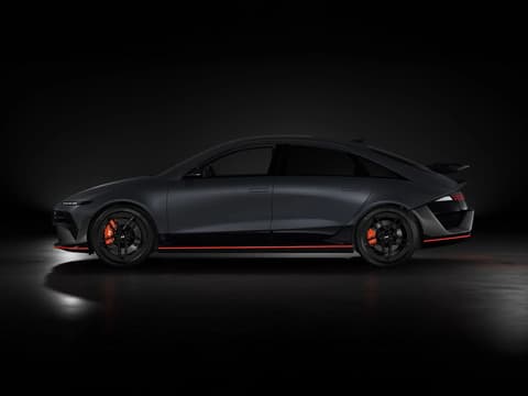 Страничен профил на IONIQ 6 N в цвят Nocturne Grey Matte.