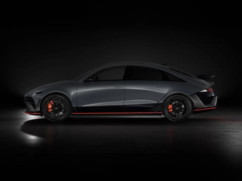 IONIQ 6 N отстрани в цвят Nocturne Grey Metallic