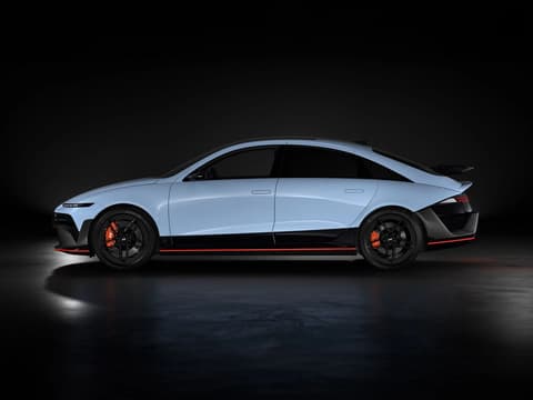Профилен изглед на IONIQ 6 N в цвят Performance Blue Pearl.