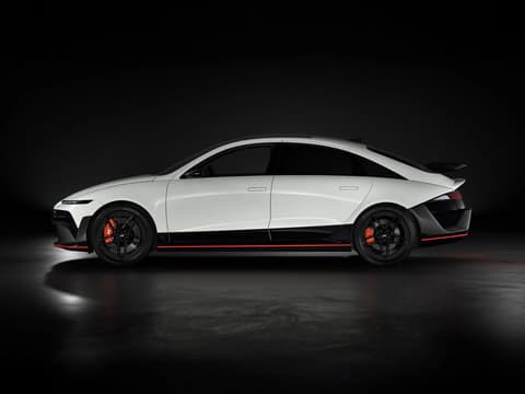 Страничен изглед на IONIQ 6 N в цвят Serenity White Pearl.