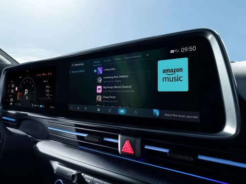Интериор на Hyundai IONIQ 6N с цифрово табло и инфотейнмънт с приложения за стрийминг.