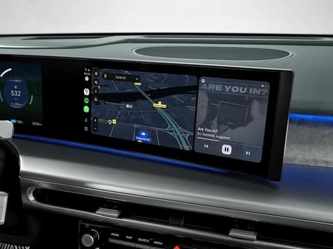 Apple CarPlay™ и Android Auto™ на големия централен екран на Hyundai IONIQ 9.