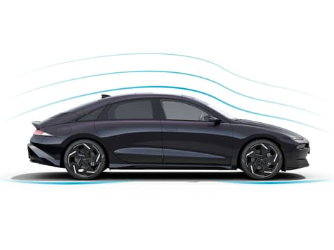 Новият Hyundai IONIQ 6, електрически седан, с видими аеродинамични линии над автомобила.