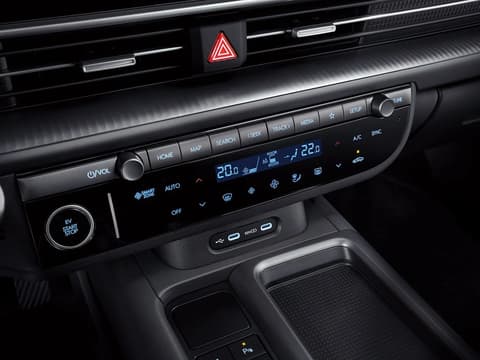 Крупен план на старт бутона и контролния панел за климатик в Hyundai IONIQ 6.
