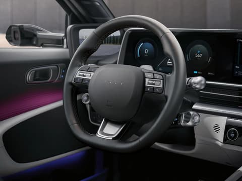 Интерактивният волан във вътрешността на новия Hyundai IONIQ 6 електрически седан.