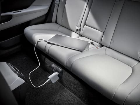 Лаптоп, включен в бордовия 230V контакт на Hyundai IONIQ 6 с технология Vehicle-to-Load.