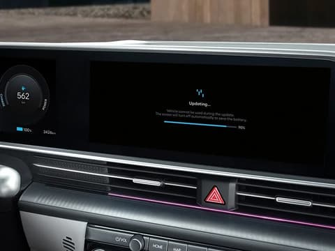Over The Air ъпдейти на софтуера на автомобила върху централния сензорен екран в Hyundai IONIQ 6.