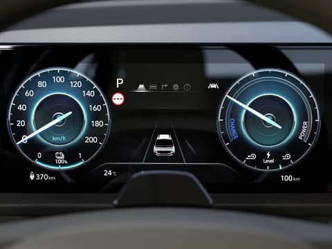 Крупен план на дигиталния панел на новия малък електрически автомобил Hyundai INSTER.