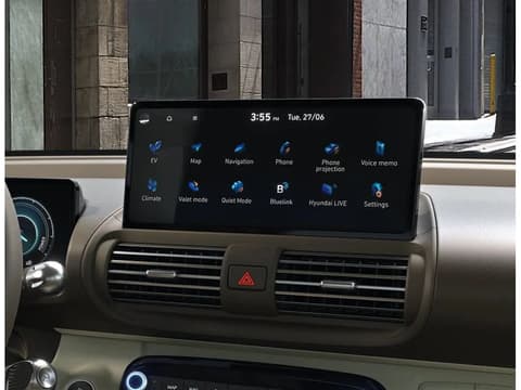 Крупен план на централен сензорен екран с абонаменти Bluelink в новия Hyundai INSTER.