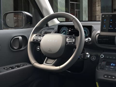 Крупен план на висококласния волан на новия малък електрически автомобил Hyundai INSTER.