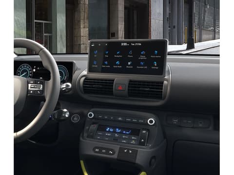 Крупен план на централния 10.25" сензорен екран на новия малък електрически автомобил Hyundai INSTER.