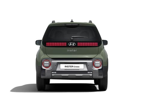 Задната гледка на малкия електрически автомобил Hyundai INSTER Cross.