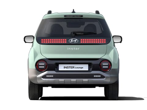 Заден изглед на Hyundai INSTER Lounge със сребриста странична обвивка, обгръщаща се в сребристия защитен елемент.