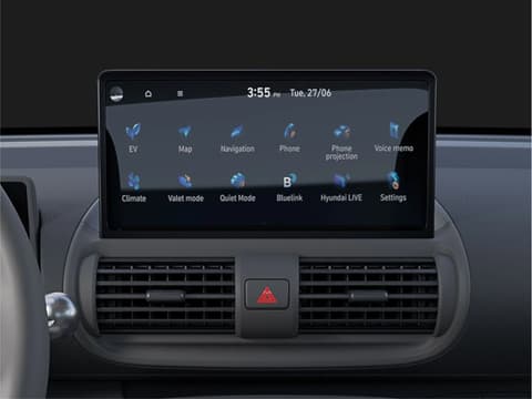 Стандартният 10,25" сензорен екран за инфотейнмънт на Hyundai INSTER Lounge.