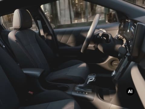 Интериорът на Hyundai BAYON N Line с акцент върху предните седалки.