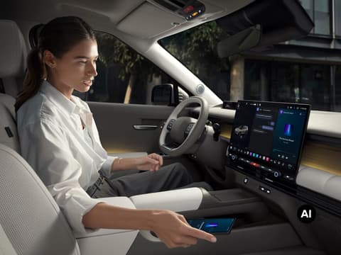 Жена на шофьорската седалка на Hyundai TUCSON използва GLEO AI.
