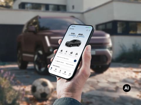 Ръка държи мобилен телефон в близък план, на фон Hyundai TUCSON.