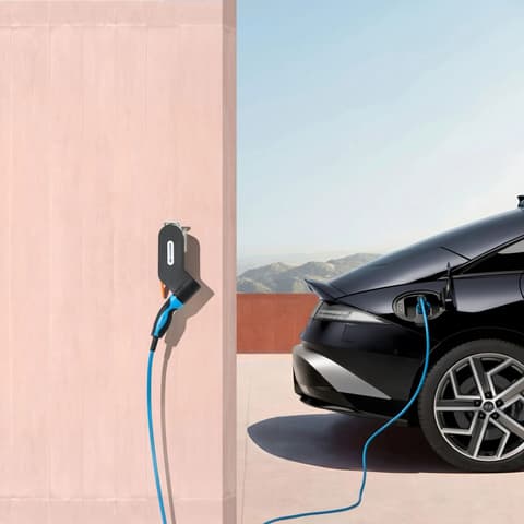 Hyundai IONIQ 6 с заряден кабел, Mode3 и док станция за мобилност аксесоари.