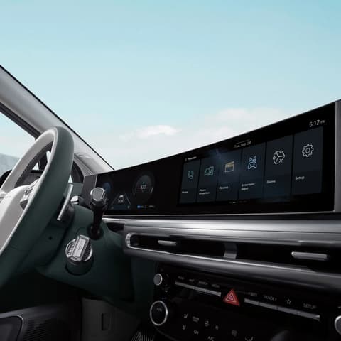 Панорамен извит дисплей в Hyundai IONIQ 9 с 12,3” дигитално табло и 12,3” централен сензорен екран.