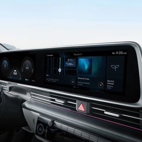 Hyundai IONIQ 6 с музикален стрийминг върху инфотейнмънт екрана.