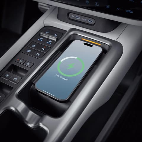 Новата безжична подложка за зареждане във вътрешността на новия Hyundai IONIQ 6 електрически седан.