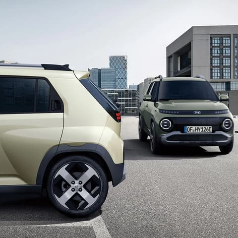 Два малки електрически автомобила Hyundai INSTER на паркинг.