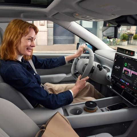 Жена на шофьорското място в Hyundai IONIQ 3.