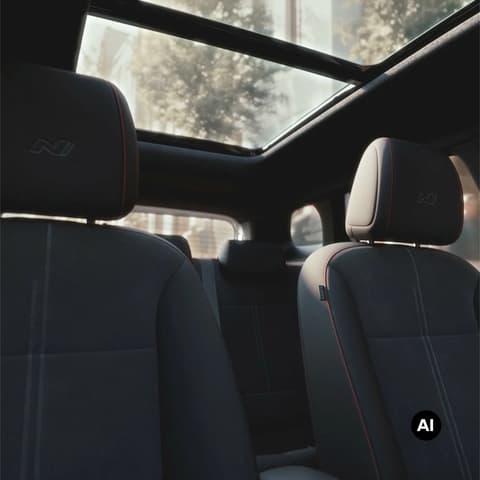 Предните седалки и пътническият салон на Hyundai BAYON N Line.