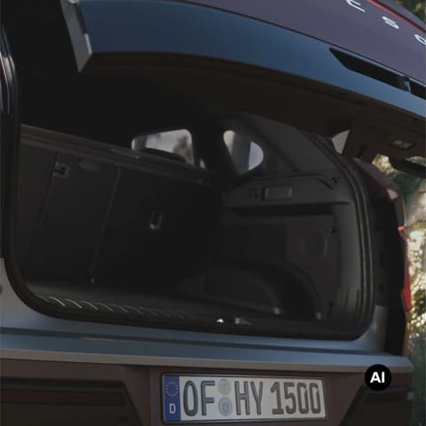 Товарното пространство на Hyundai TUCSON с отворена задна врата в близък план.