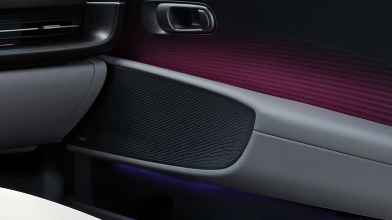 Тънка врата без бутони на Hyundai IONIQ 6.
