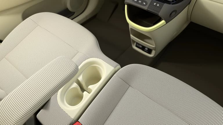 Крупен план на отопляемите предни седалки на малкия електрически автомобил Hyundai INSTER.