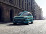 Hyundai IONIQ 9, движещ се по градска улица с аеродинамична графика.