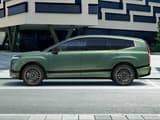 Изглед в профил на зеления Hyundai IONIQ 9 електрически SUV.