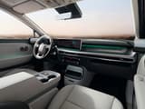 Интериор на Hyundai IONIQ 9 с вградени дисплеи и двете предни седалки