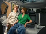 Просторна зона за задни седалки в Hyundai IONIQ 9 с пътник и отворен салон