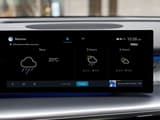 Дисплеят във вътрешността на Hyundai IONIQ 9 с прогноза за времето и информация според местоположението.