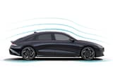Новият Hyundai IONIQ 6, електрически седан, с видими аеродинамични линии над автомобила.