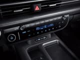 Крупен план на старт бутона и контролния панел за климатик в Hyundai IONIQ 6.