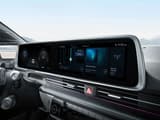 Hyundai IONIQ 6 с пусната музика на инфотейнмънт тъчскрийна.